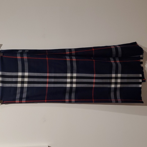 NWOT Burberry Lightweight Navy Scarf in Check Cashmere with Fine Eyelash Fringes - Picture 3 of 9